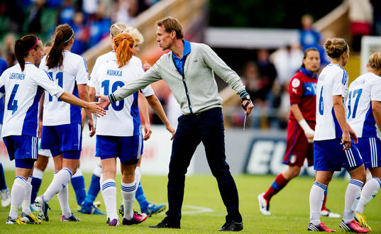 Finlands förbundskapten Andrée Jeglertz jublar efter matchen mellan Italien och Finland