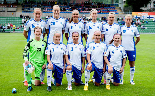 Övre raden  Annica Sjölund, Nora Heroum, Sanna Talonen, Laura Kivistö, Emmi Alanen, främre raden målvakt Tinja-Riikka Korpela, Annika Kukkonen, Tuija Hyyrynen, Marianna Tolvanen, Susanna Lehtinen, lagbild på Finland innan matchen mellan Italien och Finland