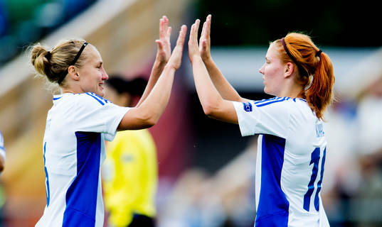 Finlands Laura Kivistö och Natalia Kuikka jublar efter matchen mellan Italien och Finland