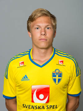Jonathan Augustinsson spelar i det svenska P17 landslaget i fotboll, den 10 juli 2013 i Stockholm, Sverige.