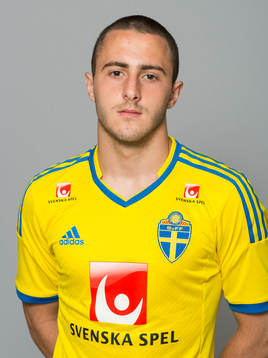 Amel Rastoder spelar i det svenska P17 landslaget i fotboll, den 10 juli 2013 i Stockholm, Sverige.