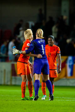 Hollands Daphne Koster, Loes Geurts och Dyanne Bito jublar efter 0-0 mot Tyskland i matchen mellan Tyskland och Holland