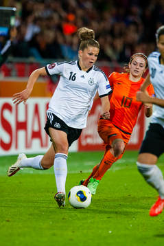 Tysklands Melanie Leupolz och Hollands Danielle van de Donk jagar bollen i matchen mellan Tyskland och Holland