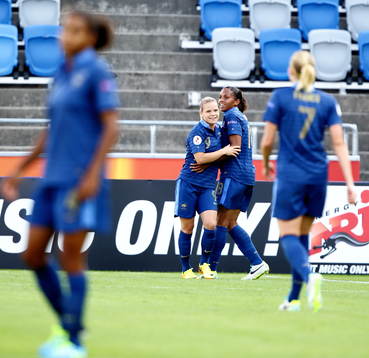 Mål 2-0 av Frankrikes Marie-Laure Deli, här med Frankrikes Eugénie Le Sommer i matchen mellan Frankrike och Ryssland
