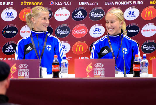 Finlands Sanna Talonen och Annika Kukkonen var glada