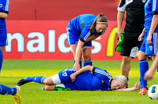 Finlands Annika Kukkonen fick ont