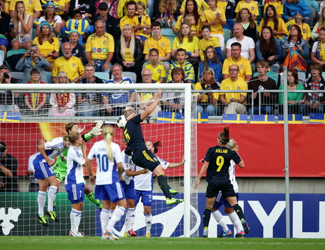 Mål 1-0 av Sveriges Nilla Fischer  i matchen mellan