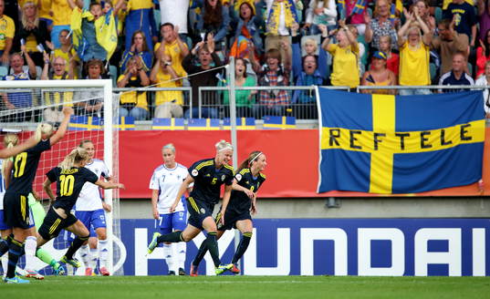 Mål 1-0 av Sveriges Nilla Fischer  i matchen mellan