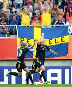 Mål 1-0 av Sveriges Nilla Fischer som jublar i matchen