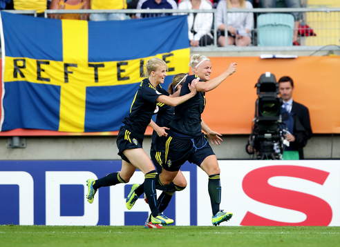Mål 1-0 av Sveriges Nilla Fischer som jublar i matchen