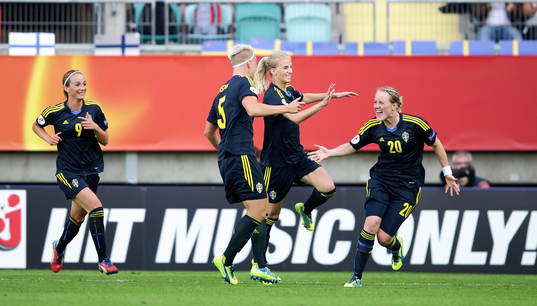 Mål 1-0 av Sveriges Nilla Fischer som jublar med Marie