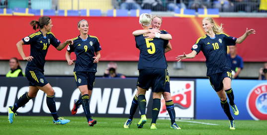 Mål 1-0 av Sveriges Nilla Fischer som jublar med Marie