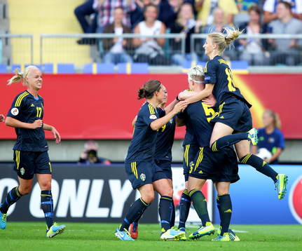 Mål 1-0 av Sveriges Nilla Fischer som jublar med laget i