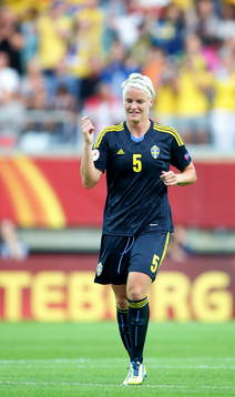 Mål 1-0 av Sveriges Nilla Fischer som jublar i matchen