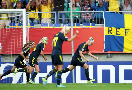 Mål 2-0 av Sveriges Nilla Fischer som jublar i matchen