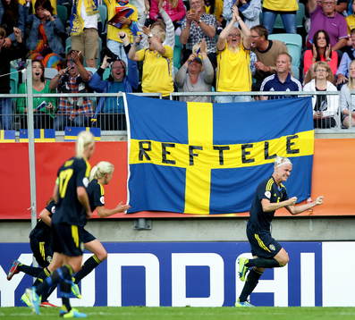 Mål 2-0 av Sveriges Nilla Fischer som jublar i matchen