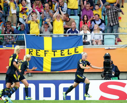 Mål 2-0 av Sveriges Nilla Fischer som jublar i matchen
