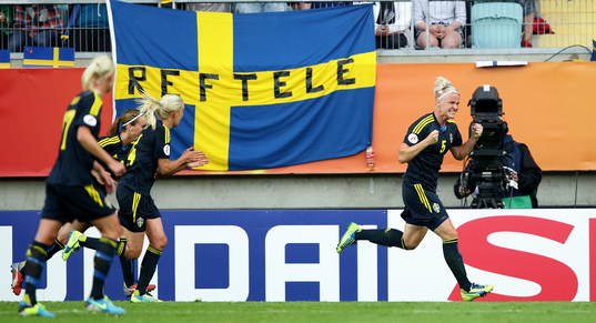 Mål 2-0 av Sveriges Nilla Fischer som jublar i matchen