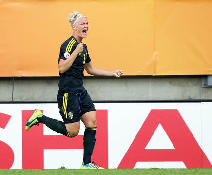 Mål 2-0 av Sveriges Nilla Fischer som jublar i matchen