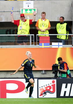 Mål 2-0 av Sveriges Nilla Fischer som jublar i matchen
