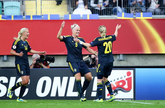 Mål 2-0 av Sveriges Nilla Fischer som jublar i matchen