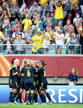Mål 2-0 av Sveriges Nilla Fischer som jublar med laget i