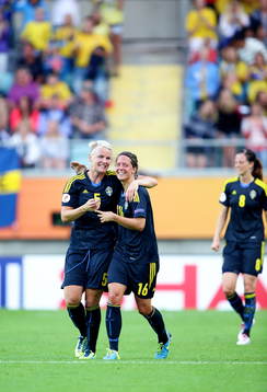 Mål 2-0 av Sveriges Nilla Fischer som jublar med Sveriges
