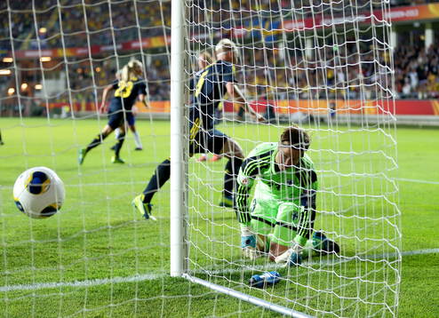 Mål 5-0 Sveriges Lotta Schelin, Sveriges Nilla Fischer i