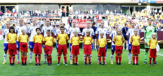 Finland med Jaana Lyytikäinen, Anna Westerlund, Sanna Talonen, Emmi Alanen, Marianna Tolvanen, Annika Kukkonen, Laura Kivistö, Susanna Lehtinen, Tuija Hyyrynen och målvakt Tinja-Riikka Korpela i matchen mellan Sverige och Finland
