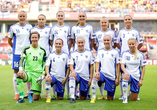 Finland med Anna Westerlund, Laura Kivistö, Sanna Talonen, Nora Heroum, Jaana Lyytikäinen, Tuija Hyyrynen, målvakt Tinja-Riikka Korpela, Susanna Lehtinen, Annika Kukkonen, Marianna Tolvanen och Emmi Alanen i matchen mellan Sverige och Finland