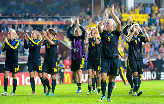 Sveriges Nilla Fischer och resten av det svenska laget tackar publiken efter matchen mellan Finland och Sverige
