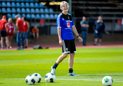 Sveriges förbundskapten Pia Sundhage ser glad ut