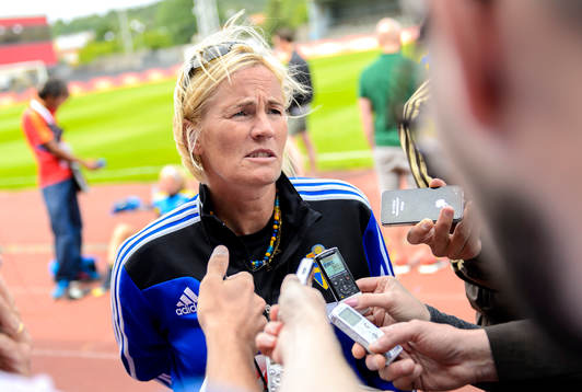 Sveriges assisterande förbundskapten Lilie Persson svarar på frågor