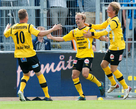  2-0 Craig Henderson, Mjällby, som grattas av Marcus Ekenberg och Robin Strömberg, Mjällby