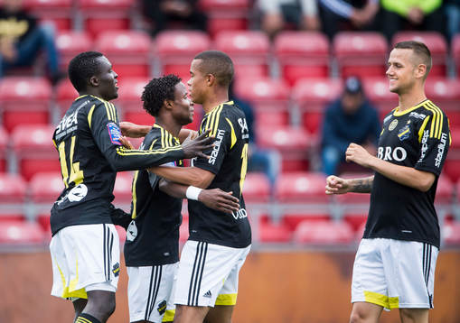 s Kennedy Igboananike kramas om av Lalawélé Atakora, Robin Quaison och Alexander Milosevic efter 2-0 i den allsvenska matchen mellan Syrianska och AIK den 14 juli 2013 i Södertälje.