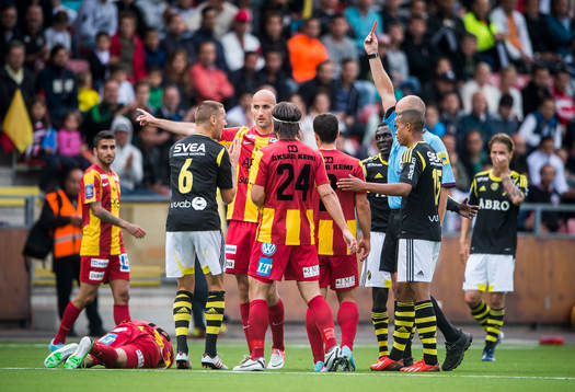 s Alexander Milosevic får ett rött kort i den allsvenska matchen mellan Syrianska och AIK den 14 juli 2013 i Södertälje.