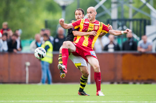 s Helgi Danielsson och Syrianskas Dinko Felic i