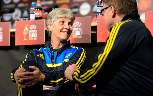 Sveriges förbundskapten Pia Sundhage pratar med läkare Yelverton Tegner