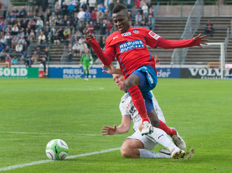   Upphovet till 2-0, David Accam, Helsingborg, fälls bryskt precis utanför straffområdet i den allsvenska matchen mellan Helsingborg och Öster.
