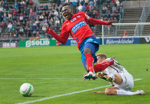   Upphovet till 2-0, David Accam, Helsingborg, fälls bryskt precis utanför straffområdet av Stefan Karlsson och det blir frispark i mål i den allsvenska matchen mellan Helsingborg och Öster.