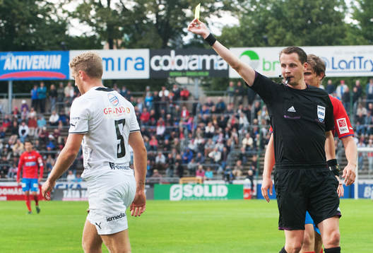   Upphovet till 2-0, David Accam, Helsingborg, fälls bryskt precis utanför straffområdet av Stefan Karlsson och det blir frispark i mål i den allsvenska matchen mellan Helsingborg och Öster.