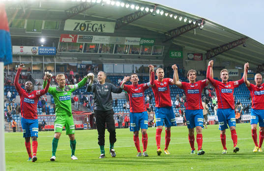   Nyförvärvet Arnor Smarason, Helsingborg tackar publiken med sina nya lagkompisar i den allsvenska matchen mellan Helsingborg och Öster.