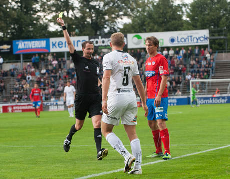   Upphovet till 2-0, David Accam, Helsingborg, fälls bryskt precis utanför straffområdet av Stefan Karlsson och det blir frispark i mål i den allsvenska matchen mellan Helsingborg och Öster.