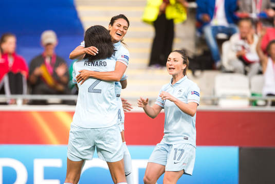 Franrkrikes Laura Georges kramar om Wendie Renard efter 1-0 i matchen mellan Spanien och Frankrike