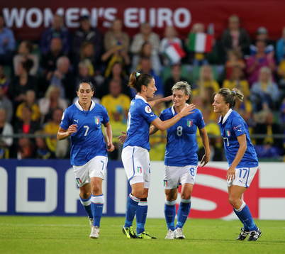 Jubel efter mål 3-1 av Italiens Melania Gabbiadini i matchen mellan Sverige och Italien