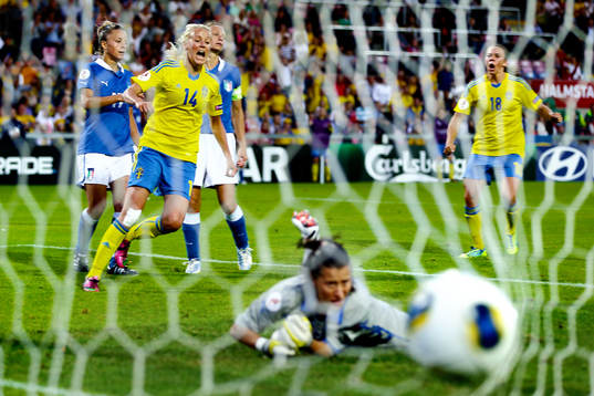 Mål 3-1 av Sveriges Josefine Öqvist som jublar medan Italiens målvakt Chiara Marchitelli ser efter bollen i matchen mellan Sverige och Italien