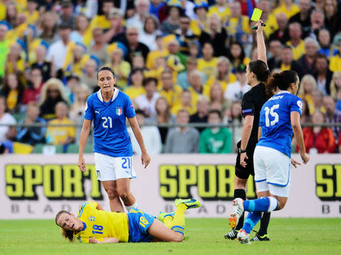 Sveriges Jessica Samuelsson sparkas ner av Italiens Giorgia