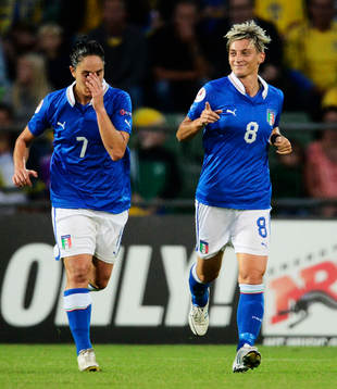 Italiens Giulia Domenichetti och målskytten Melania Gabbiadini jublar efter 3-1 målet i matchen mellan Sverige och Italien