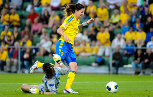 Sveriges Lotta Schelin tar sig förbi Italiens målvakt Chiara Marchitelli och gör 2-0 i matchen mellan Sverige och Italien
