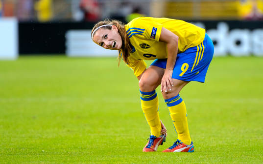 Sveriges Kosovare Asllani tar sig för höger häl i matchen mellan Sverige och Italien